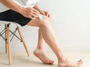 ツルツル派もナチュラル派も！メンズすね毛処理の完全ガイド