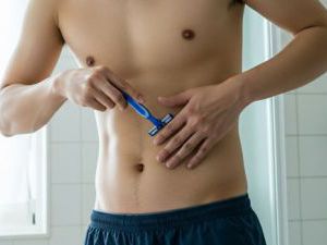 【男性の腹毛処理ガイド】剃るべき？女性ウケと正しい剃り方を解説！